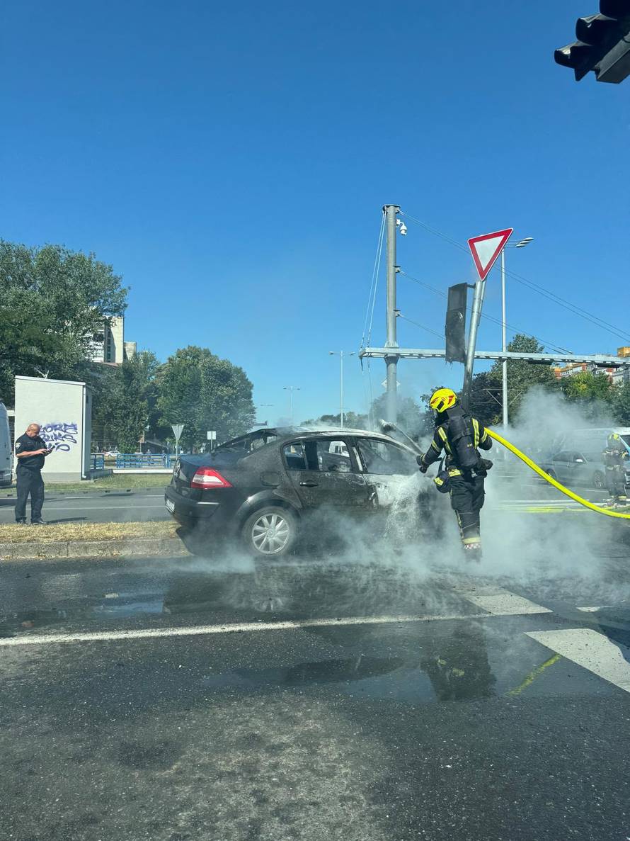 DRAMATIČNA SNIMKA Zabio se u semafor u Zagrebu i zapalio!