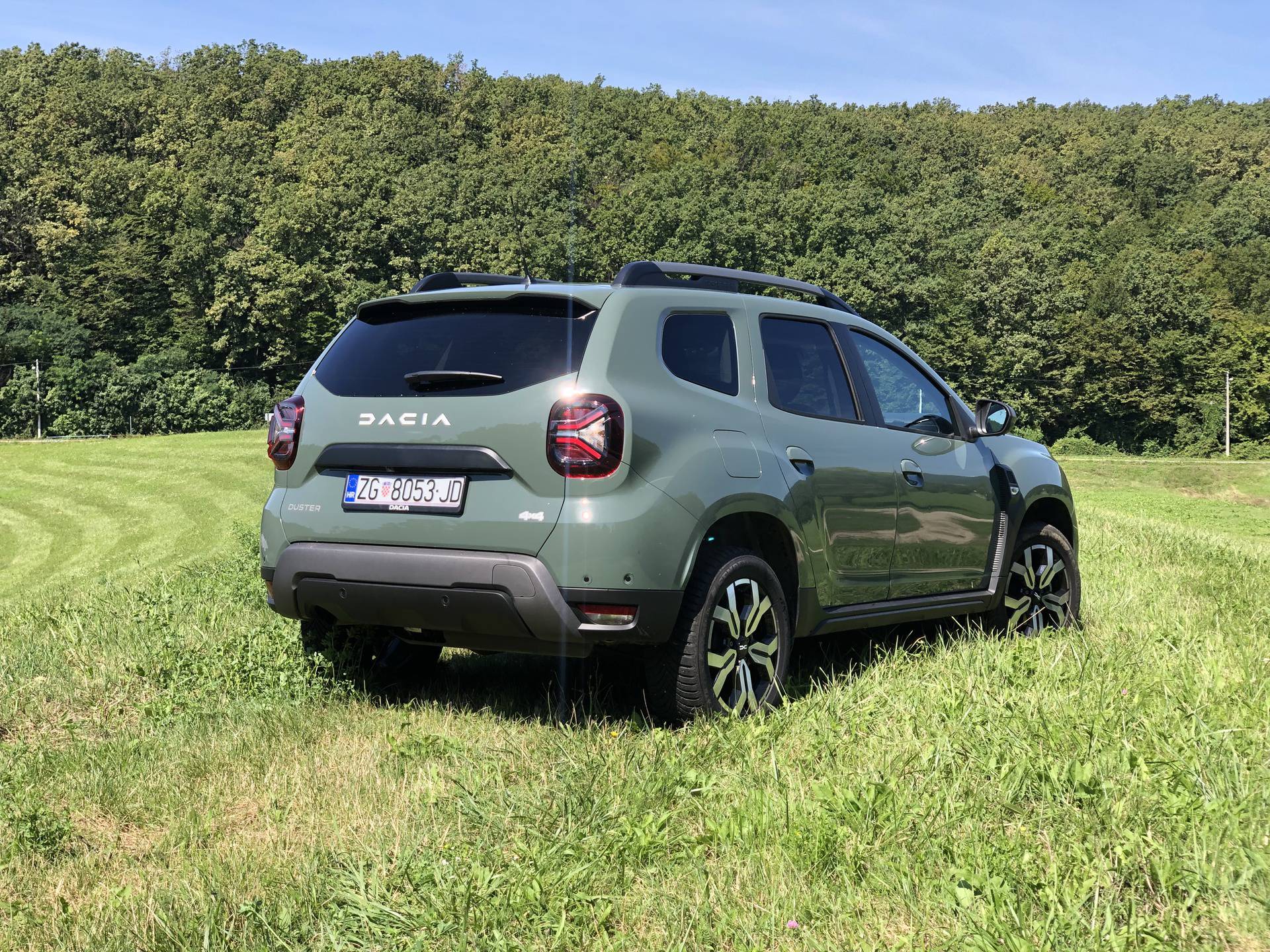 Dacia Duster na testu: Ovaj auto s razlogom je prodajni hit, a može biti i solidan terenac