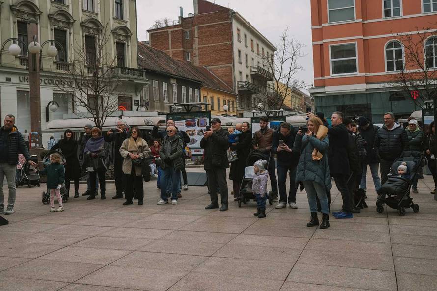 FOTO ZET-ov puhački orkestar u Dinamovim kapama i šalovima okupirao centar Zagreba