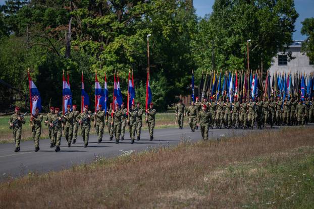 Velika Gorica: Uvježbavanje pješačkih postroja Hrvatske vojske za svečani vojni mimohod