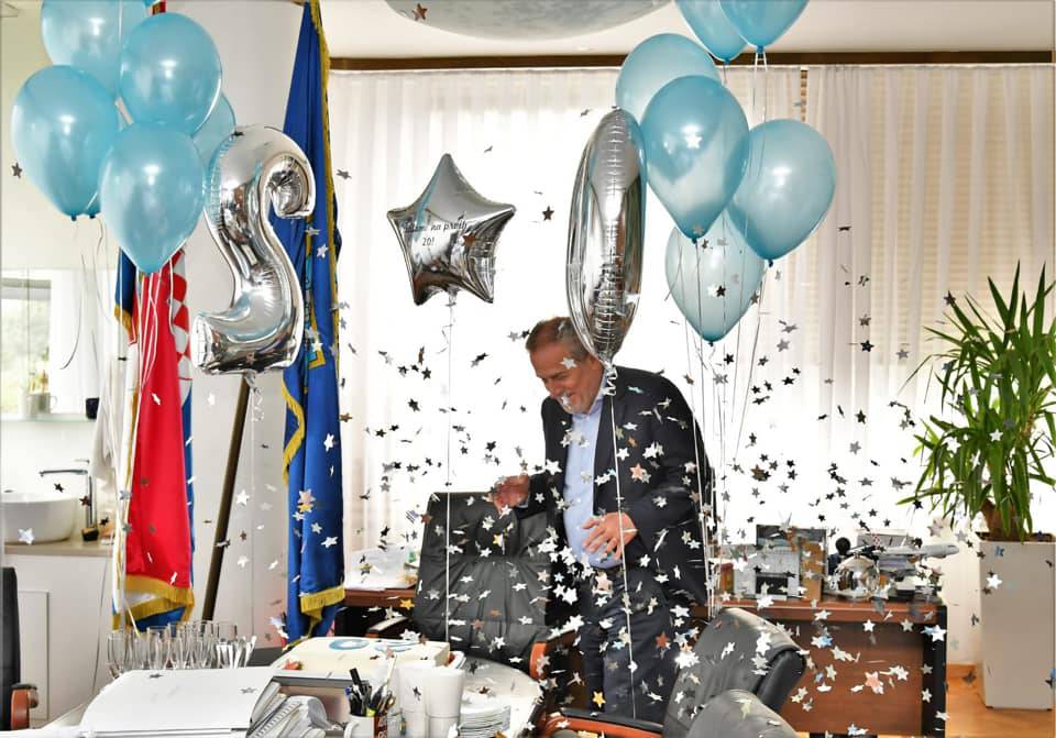 Čestitke, konfeti, torta: Bandić proslavio 20 godina mandata