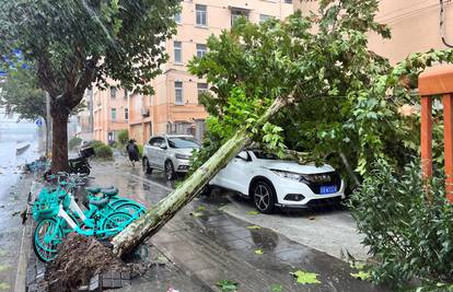 Tajfun prve kategorije pogodio Šangaj, vjetar puhao 151 km/h