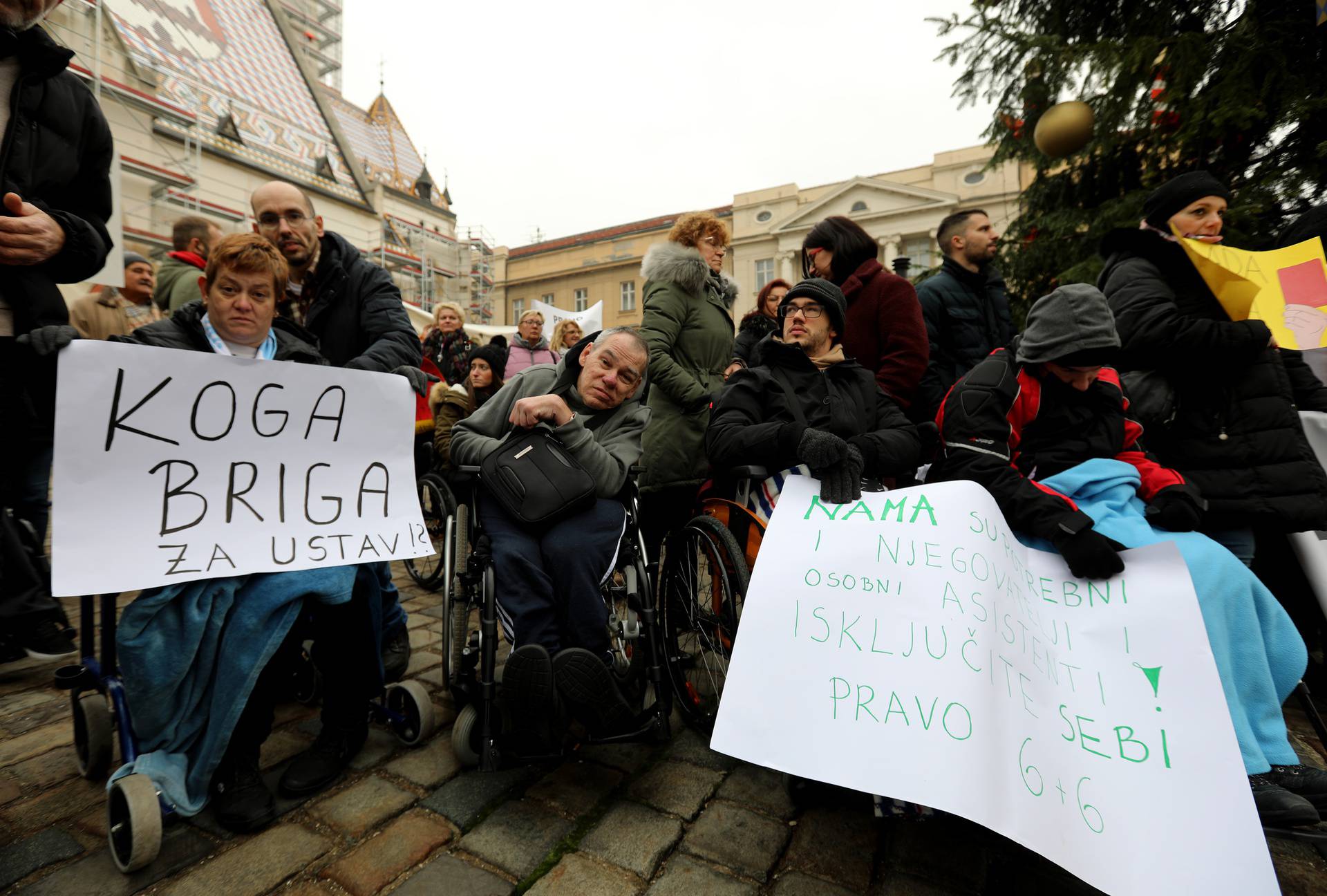 Zagreb: Prosvjed na Markovom trgu Udruge obitelji djece s teškoćama u razvoju "Sjena"