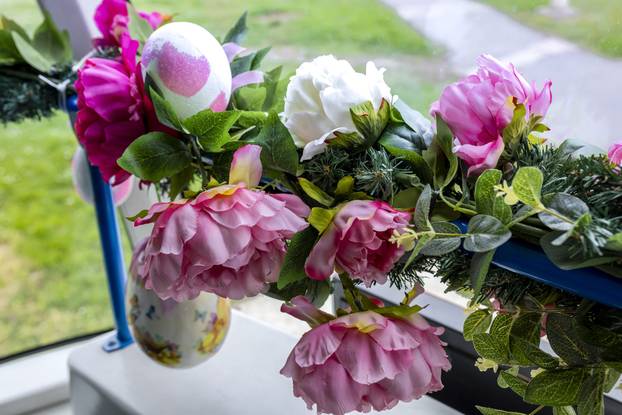 Tramvaj ukrašen Uskrsnim dekoracijama vozi po Osječkim ulicama 