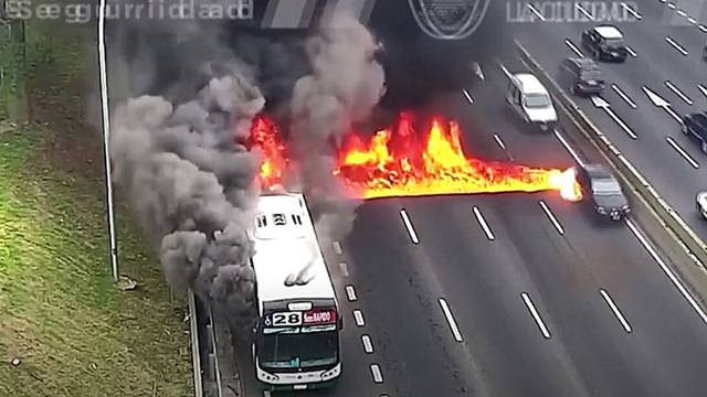 Nevjerojatna snimka! Putnici bježali iz gorućeg autobusa, na cesti se stvorio vatreni zid
