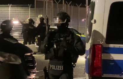 Opsadno stanje u Hamburgu: Autom uletio u zračnu luku, uzeo dijete za taoca pa pucao!
