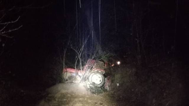 Zemlja je zatrpala traktor kraj Požege, vozač se jedva spasio