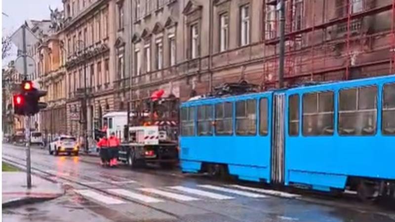 Kaos na zagrebačkim cestama: 'Lete crjepovi, skele su srušene'