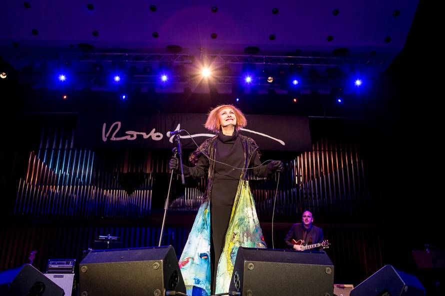 Mlada umjetnica oslikala plašt, a njezina majka ga je krojila