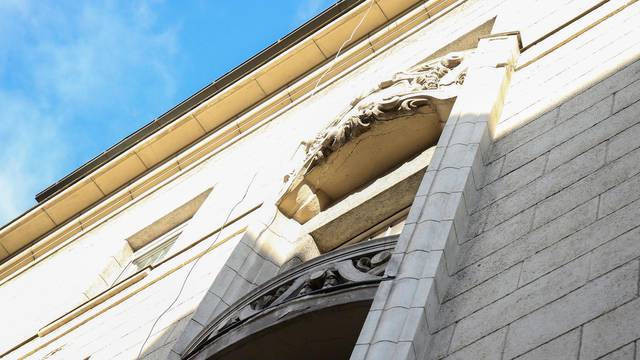 Zagreb: Predstavnik stanara Alan Čaplar skupio je 6 kilograma tešku dokumentaciju potrebnu za obnovu zgrade
