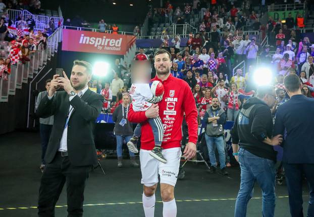 FOTO Mandić plače s djetetom u rukama, Martinović i Karačić ljube supruge. Pogledajte feštu