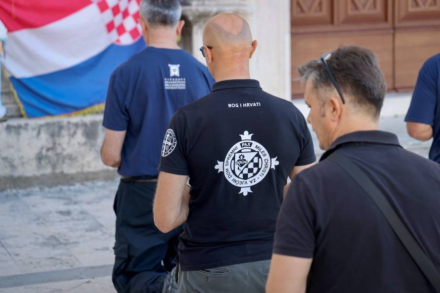 Zadar: Molitelji ispred crkve Sv. Marije