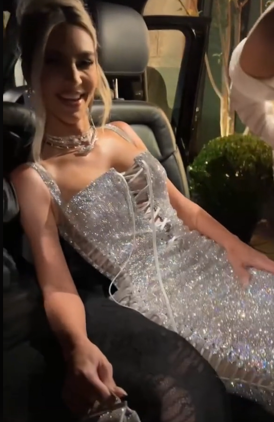 Urnebesan video Kardashianke postao hit: Zbog uske haljine skakala je po stepenicama