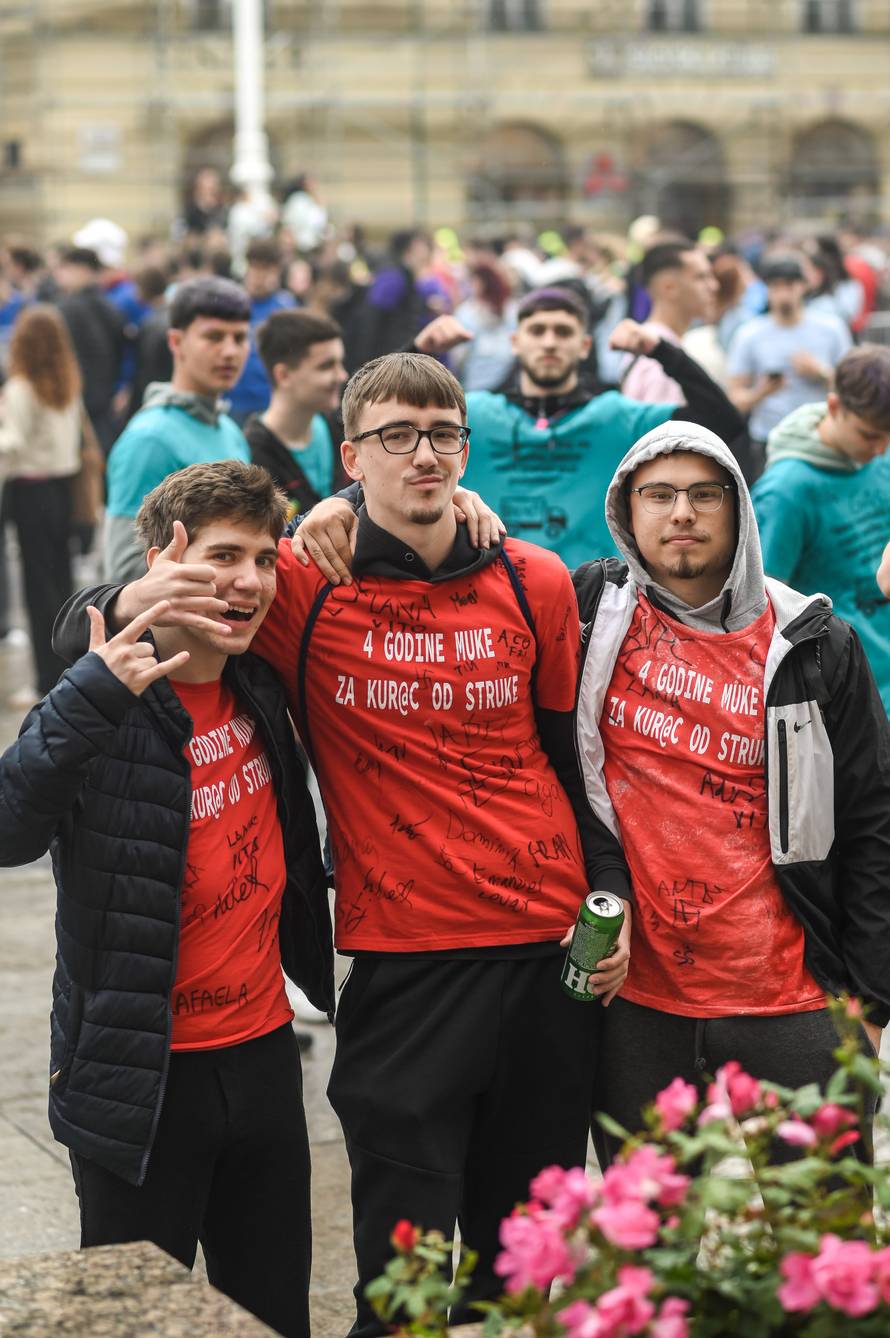 Zagreb: Maturanti se okupili na Trgu bana Jelačića i krenuli prema Bundeku