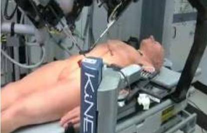 Robot doktor pruža prvu pomoć i operira ranjenike