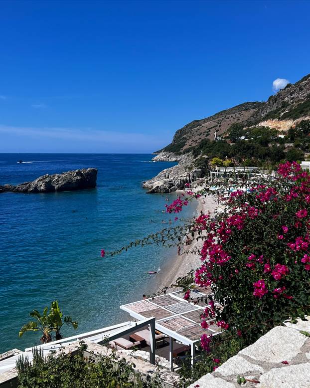 FOTO Pogledajte kako je fatalna Albanka proslavila pobjedu nad Srbijom. Neki su joj zamjerili