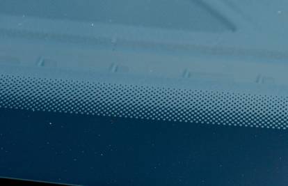 Znate li čemu služe ove crne točkice na staklu vašeg auta?