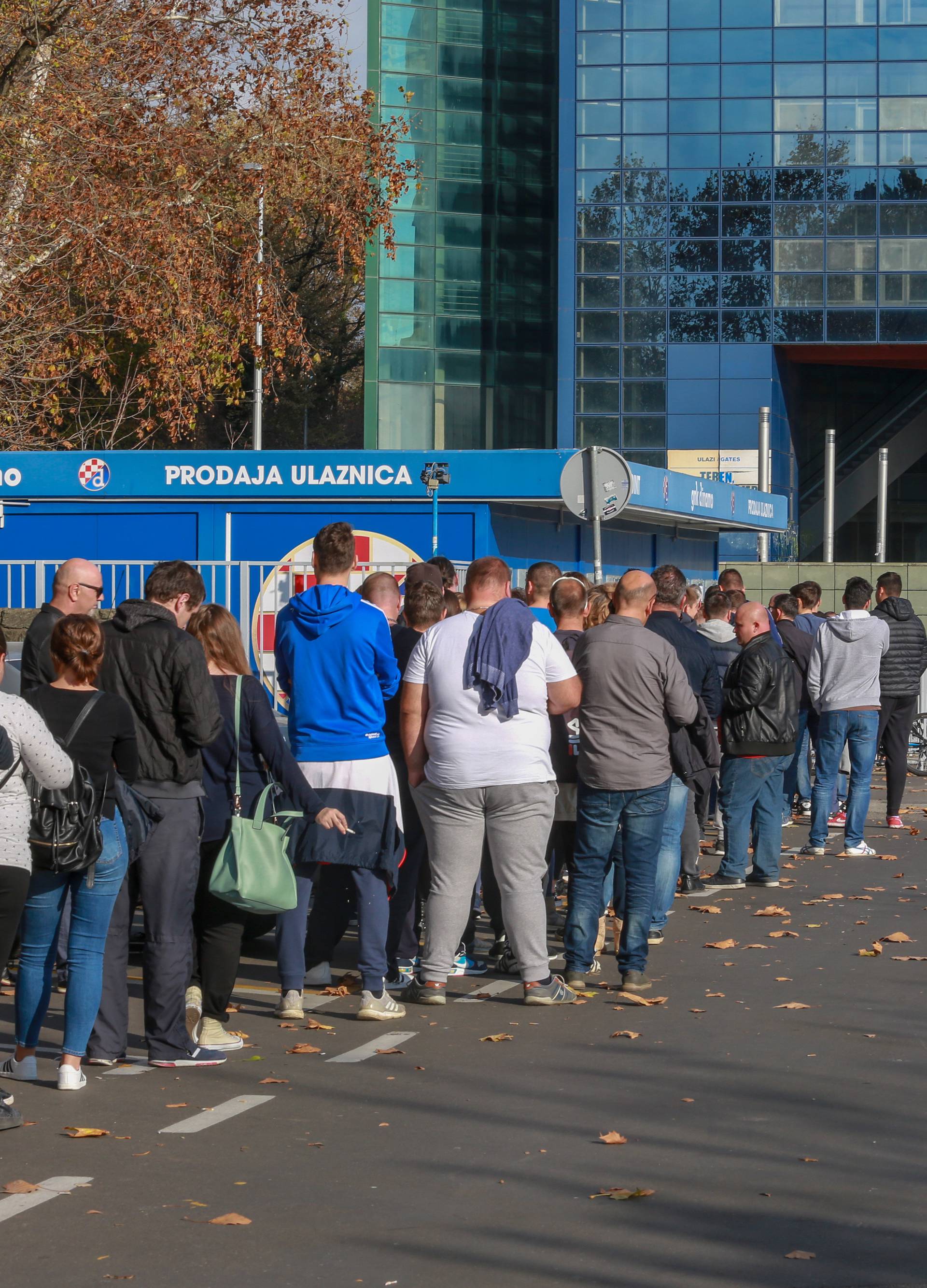 Zagreb: GuÅ¾ve za kupnju karata za utakmicu HRvatska - Å panjolska, dvije tribine rasprodane