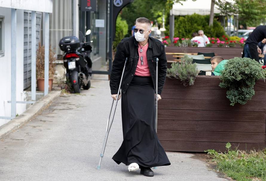 Nakon korona virusa lom noge: Prošetao gradom na štakama