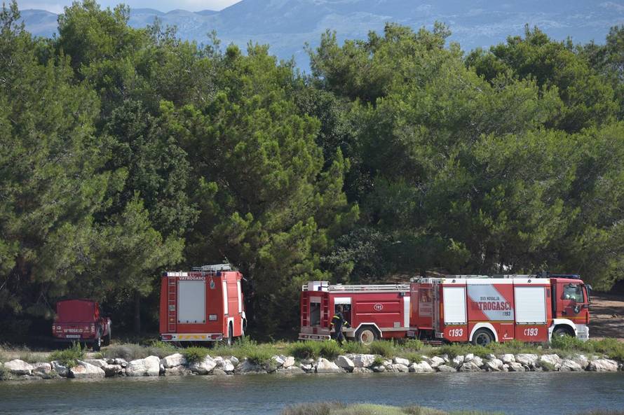 PoÅ¾ar kod Novalje nakon cijele noÄi stavljen pod kontrolu
