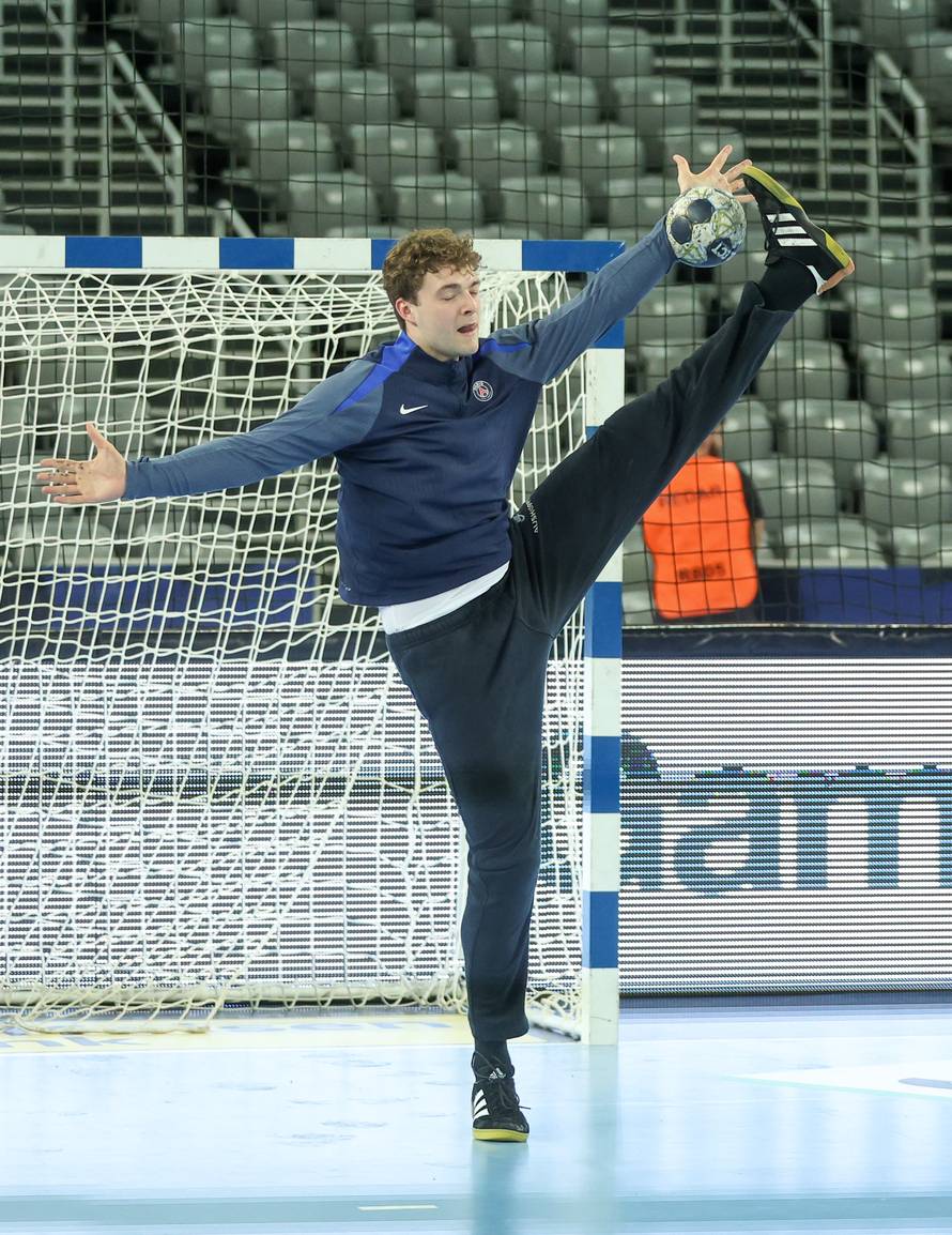 Zagreb: Zagrijavanje igrača uoči početka utakmice RK Zagreb i Paris Saint-Germain