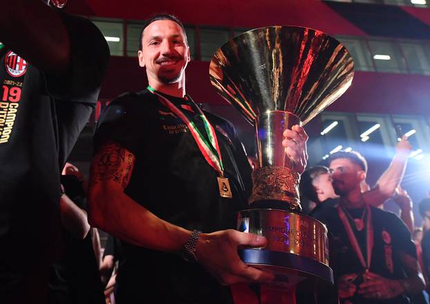 AC Milan players celebrate with fans  after winning the Serie A