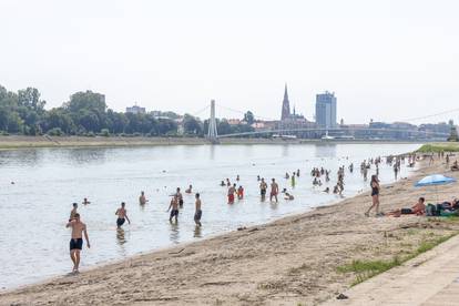 FOTO Spas od paklenog vala mnogi su potražili u rijekama i morima: Plaže krcate turistima