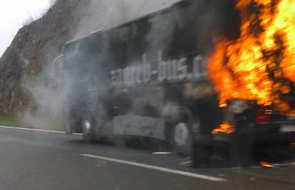 Na autocesti Zagreb-Rijeka zapalio se bus pun putnika