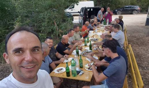Vodovod,kanalizaciju i novi asfalt mje&scaron;tani proslavili fe&scaron;tom. Stigao i gradona&ccaron;elnik!