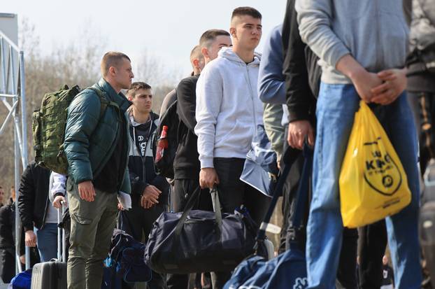 Ministar Anušić i general Kundid na prvom danu TVO-a na Slunju