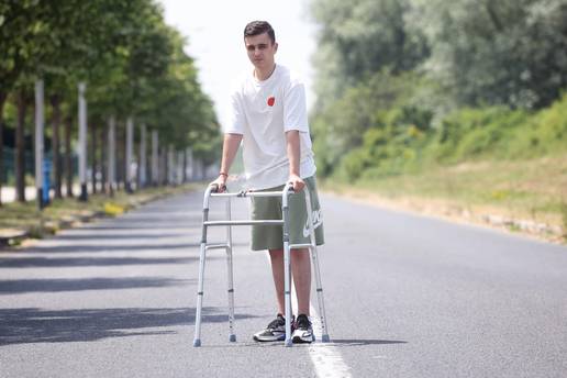 Nakon četiri operacije mozga, Ivan (19) samo želi prohodati: 'Pomozite mom sinu...'