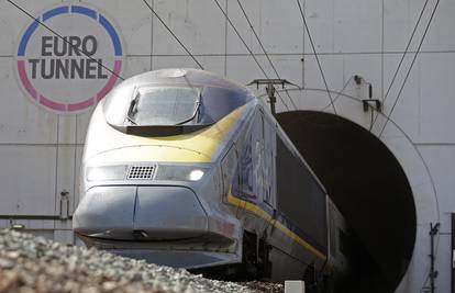 Migrant u Francuskoj  skočio  na vlak Eurotunnela i poginuo 