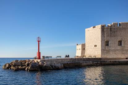 U Dubrovniku nema zime - neki uživaju na plaži u 'kupaćima'