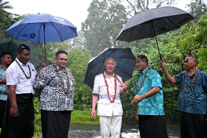 FOTO Charles i Camilla stigli su na Samou, obukli se u bijelo i okitili zanimljivim ogrlicama...