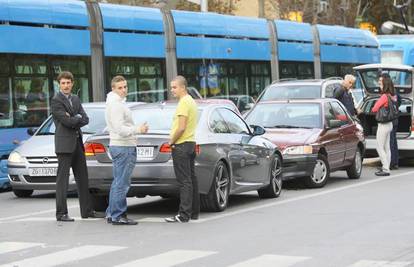 Zagreb: BMW-om udario u susjedov auto na križanju