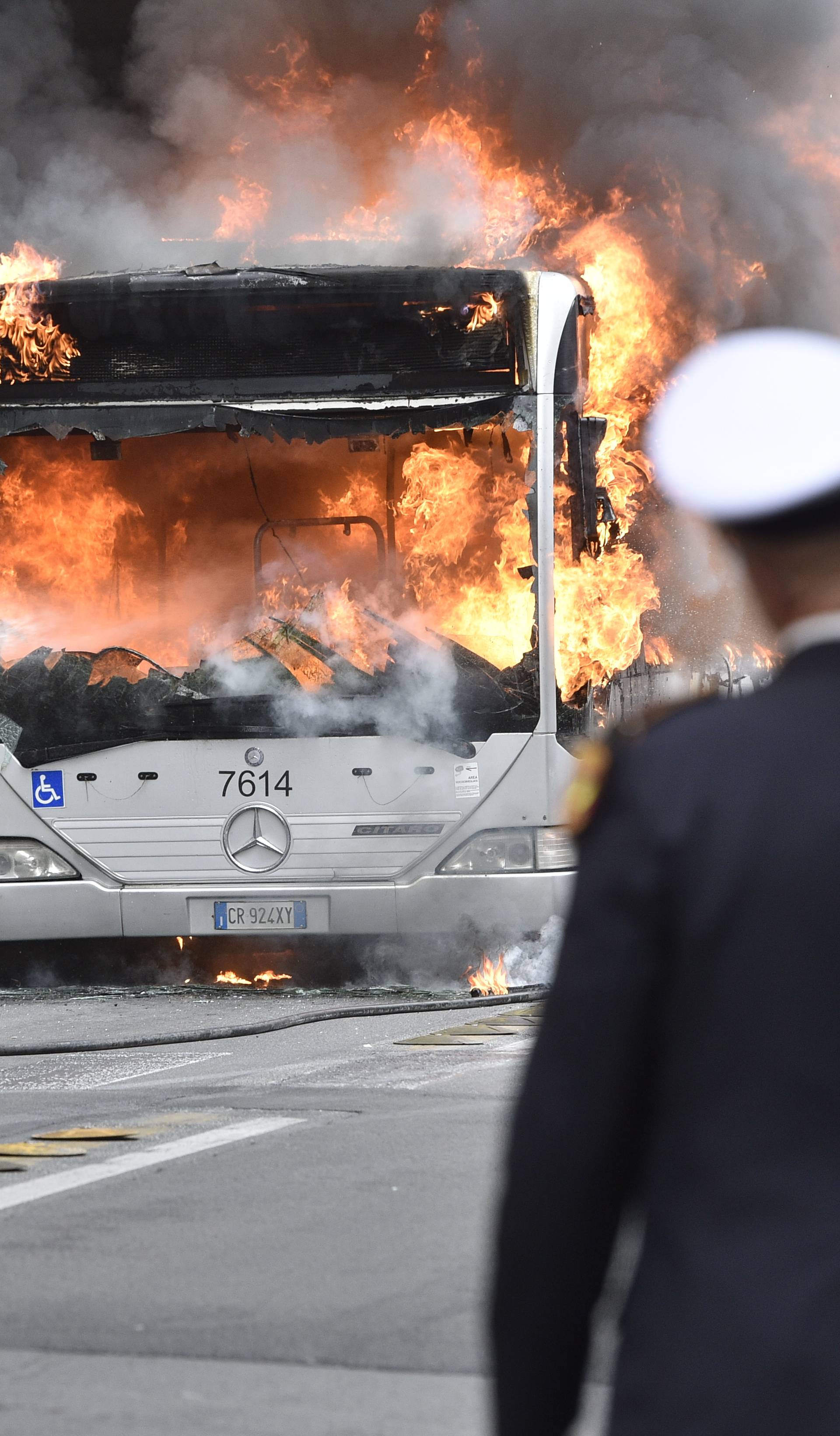 Rome, ATAC bus explodes in Via del Tritone