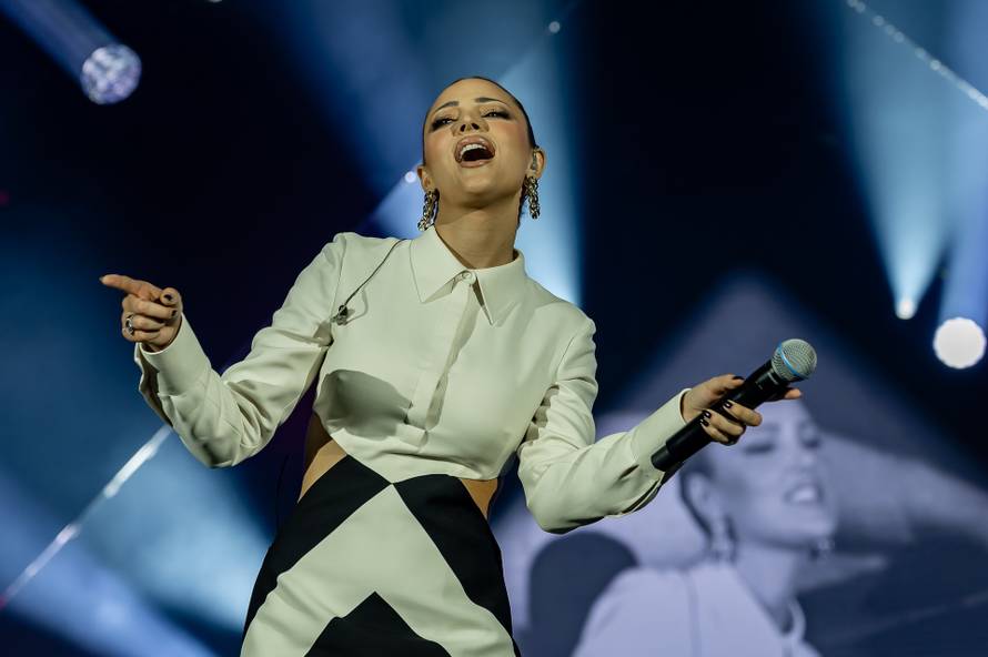 Slavilo se! Lepa Brena uz Priju zapjevala hit iz 90-ih u vili