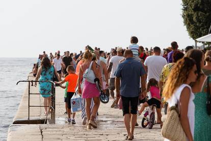 Zadar je pod opsadom turista: Mnogi se kupaju kod orgulja