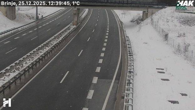 FOTO Pogledajte kakvo je stanje na cestama u Hrvatskoj: Snijeg u Lici, sunce 'provirilo' na jugu