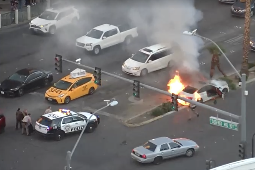 Policajac i turist izvukli pijanca iz zapaljenog auta u Las Vegasu