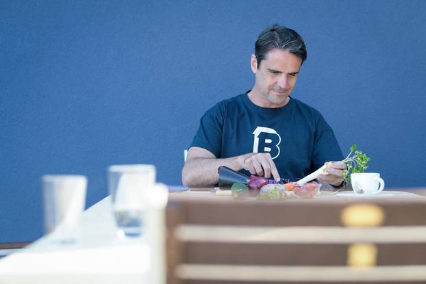 Foto esej u doba korone: Đani Stipaničev, pjevač kazališta Komedija