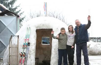 Sinu sagradio pravi iglu u dvorištu i uveo mu struju