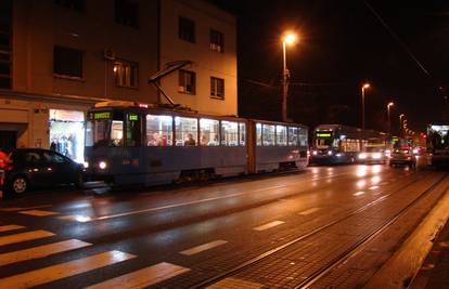 Blokirao tramvaj: Prolaznici i ZET-ovci pogurali auto s ceste