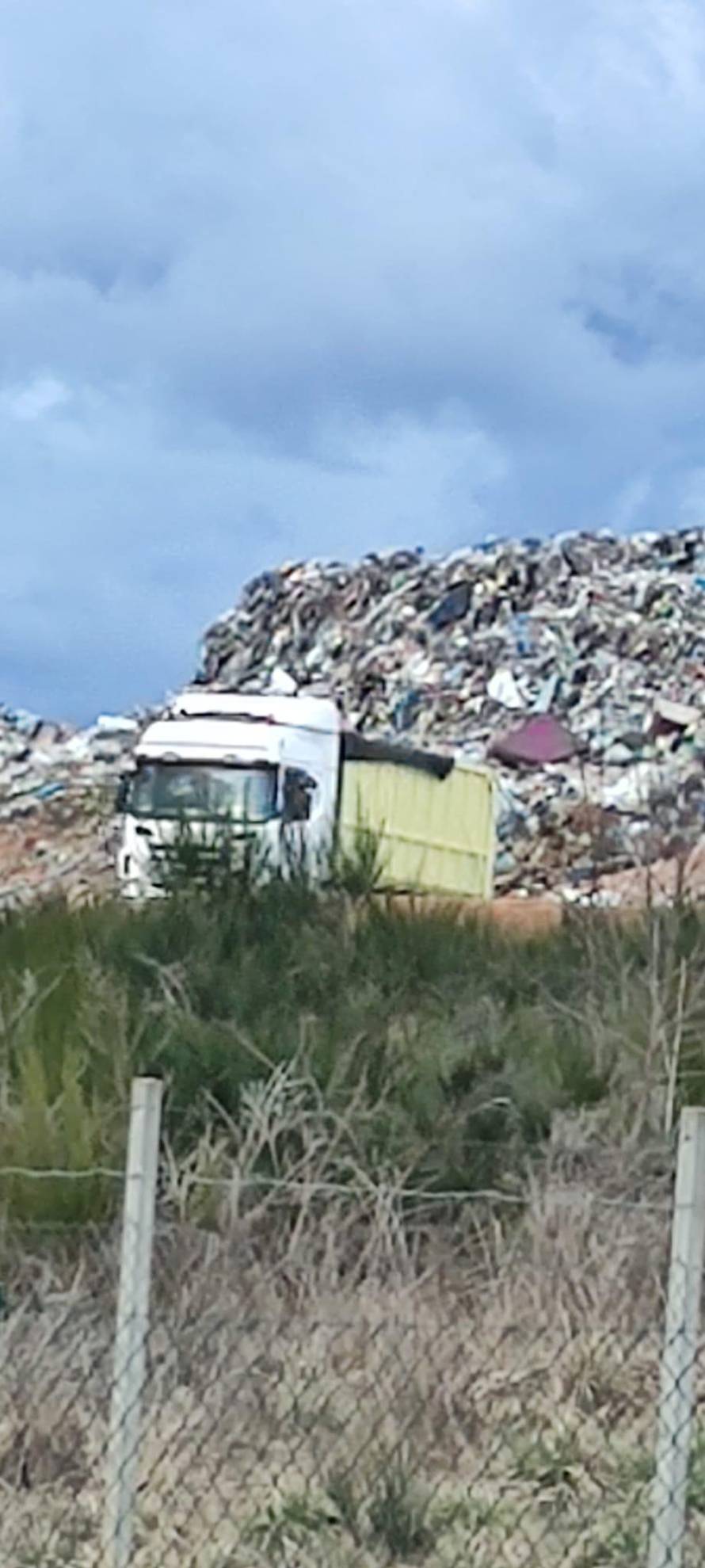EKSKLUZIVNE SNIMKE: Opasni i plastični otpad bacali su i na gradsko odlagalište u Gospiću!