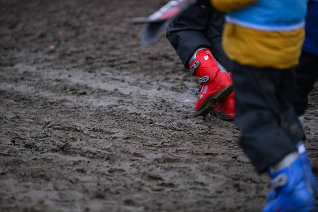 Zagreb: Blato i toplo vrijeme nisu spriječili najmlađe skijaše na Sljemenu