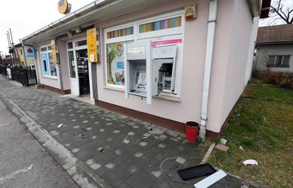 Grunulo usred noći: Lopovi u Pisarovini raznijeli bankomat!