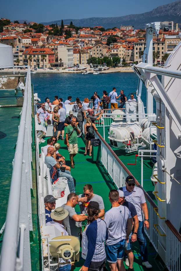 Split: Gužva na trajektu Petar Hektorović na relaciji Split - Vis