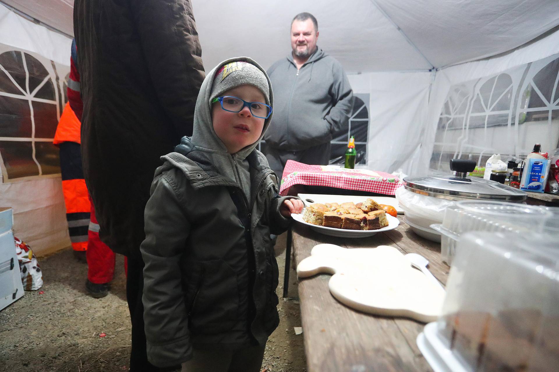 Obitelji iz Petrinje i volonteri  dobrovoljno kuhaju za stradale u potresu