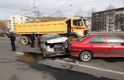Zagreb: Na Mostu mladosti se sudarila 3 auta i kamion