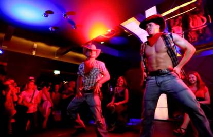 Šok u kinu: Muški plesači se skinuli i pokazali seksi tijela